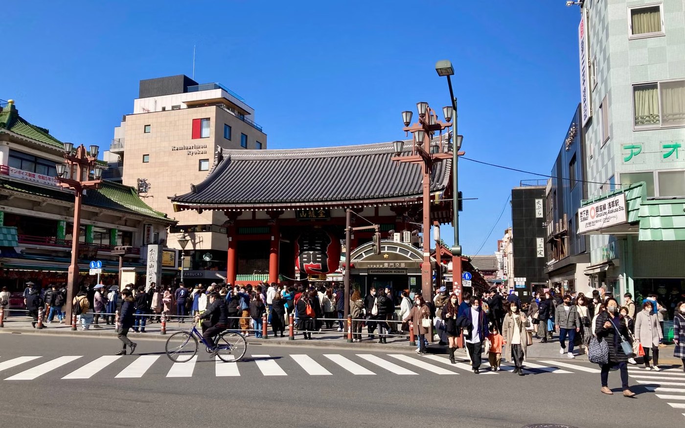 Crowds under the Kaminarimon gate at Asakusa, Tokyo