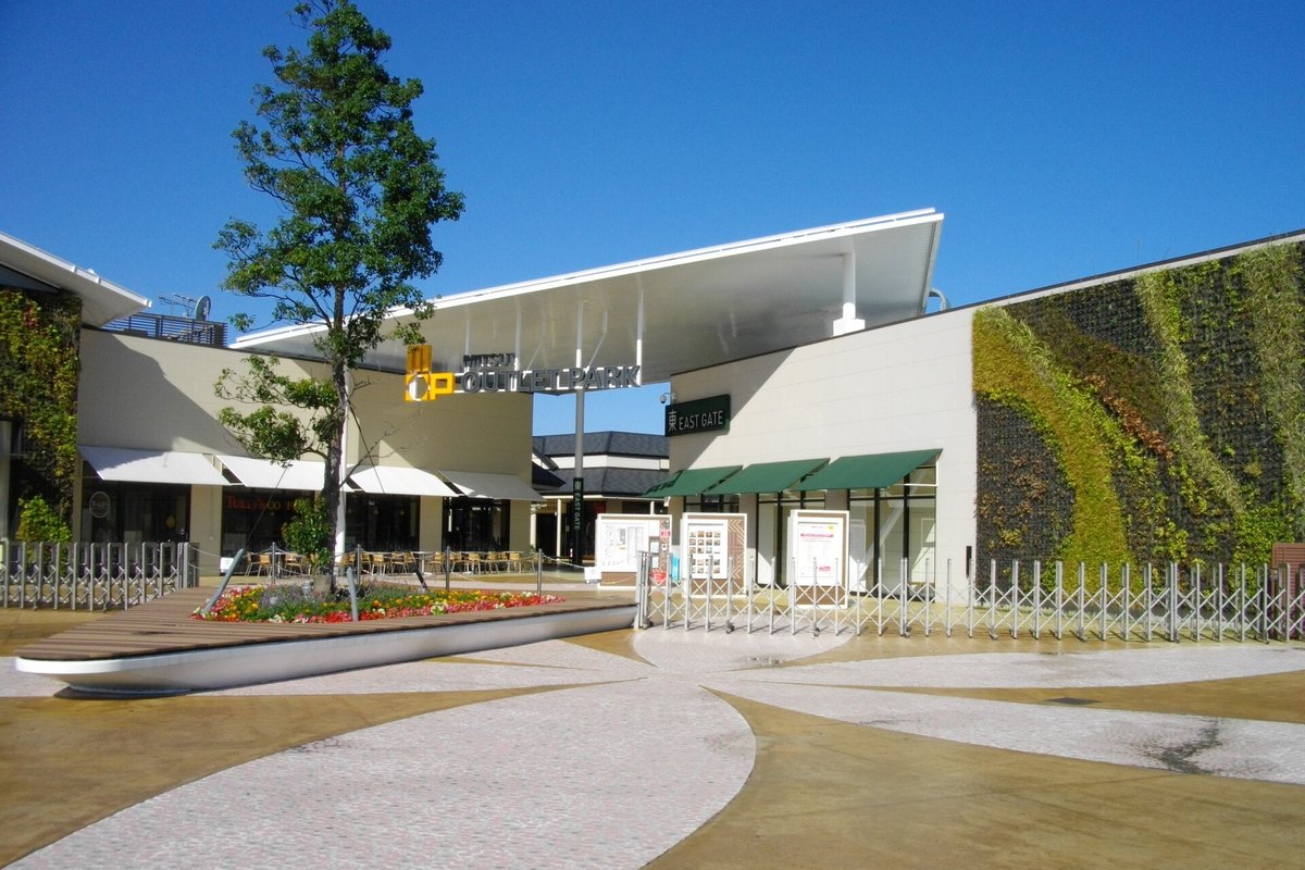 The open-air main street of Mitsui Outlet Park Kisarazu, lined with shops