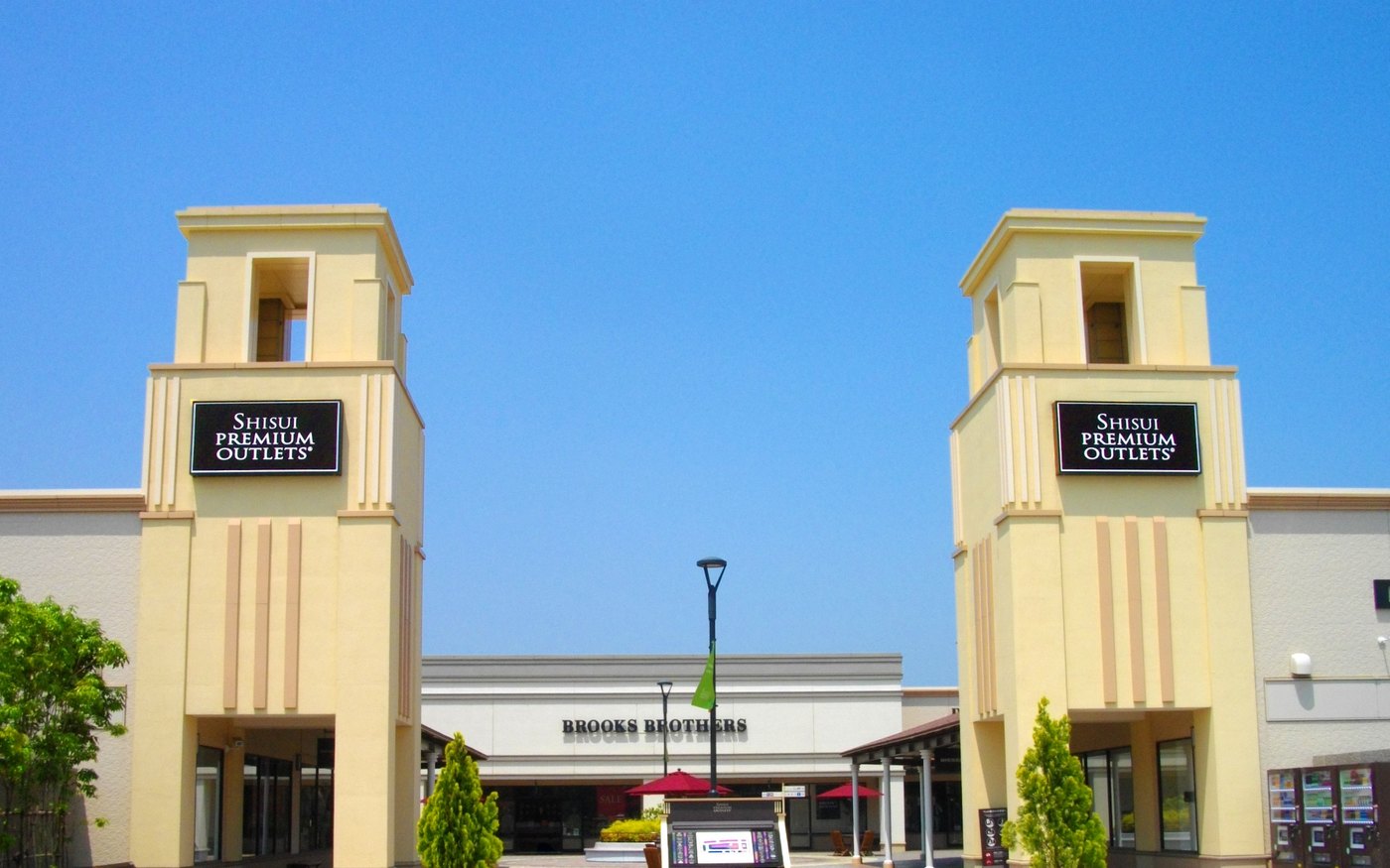 The entrance towers and Brooks Brothers store at Shisui Premium Outlets on a clear day