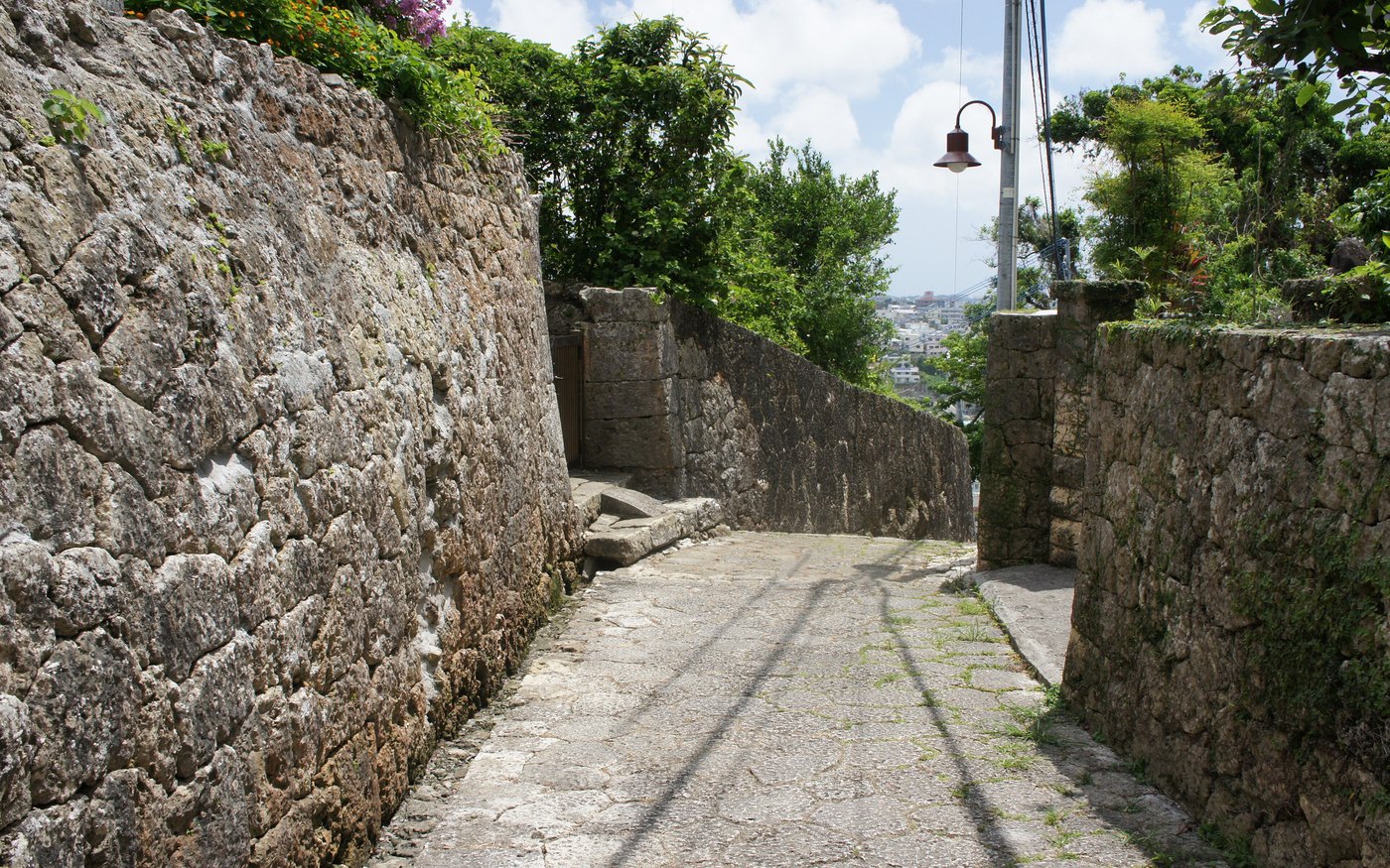 The mossy stone-paved lane of Kinjo-cho running between green banks and trees