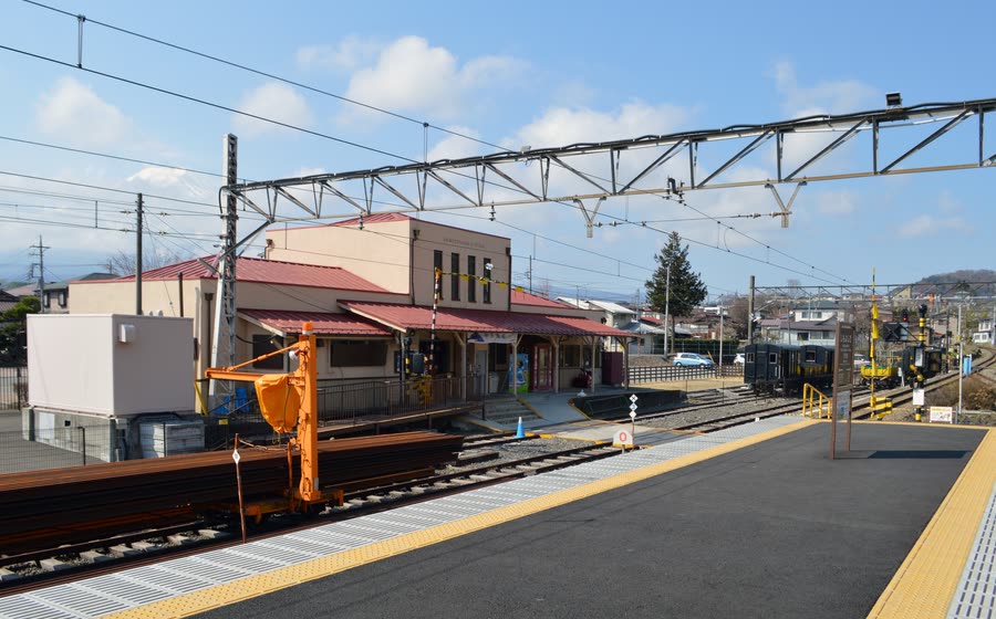 The platform at Shimoyoshida Station on the Fujikyu line with Mount Fuji beyond the tracks