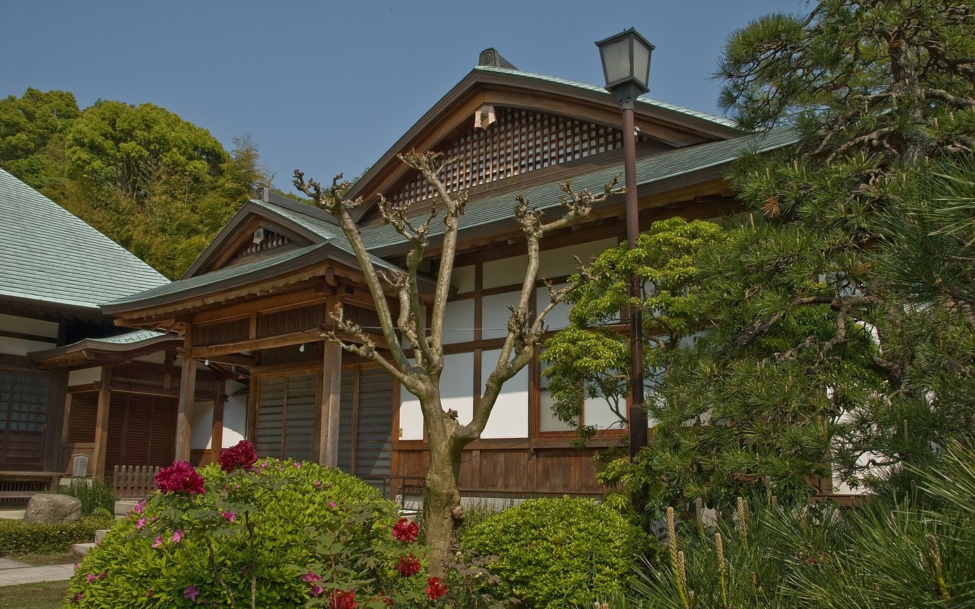 The main hall of Jomyo-ji standing behind its garden in Kamakura