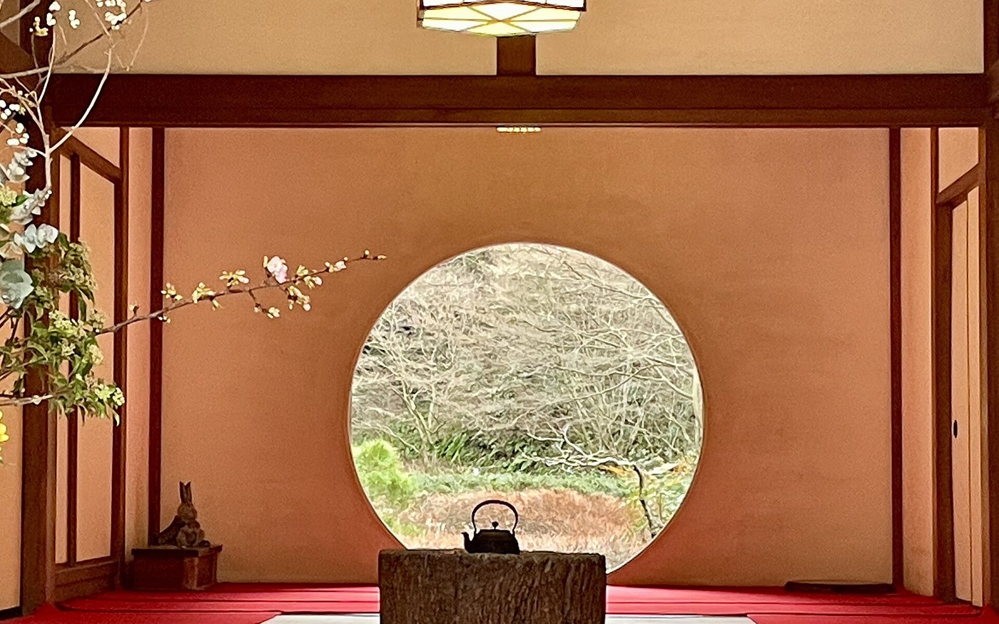The round window of Meigetsu-in with the temple garden framed behind the opening