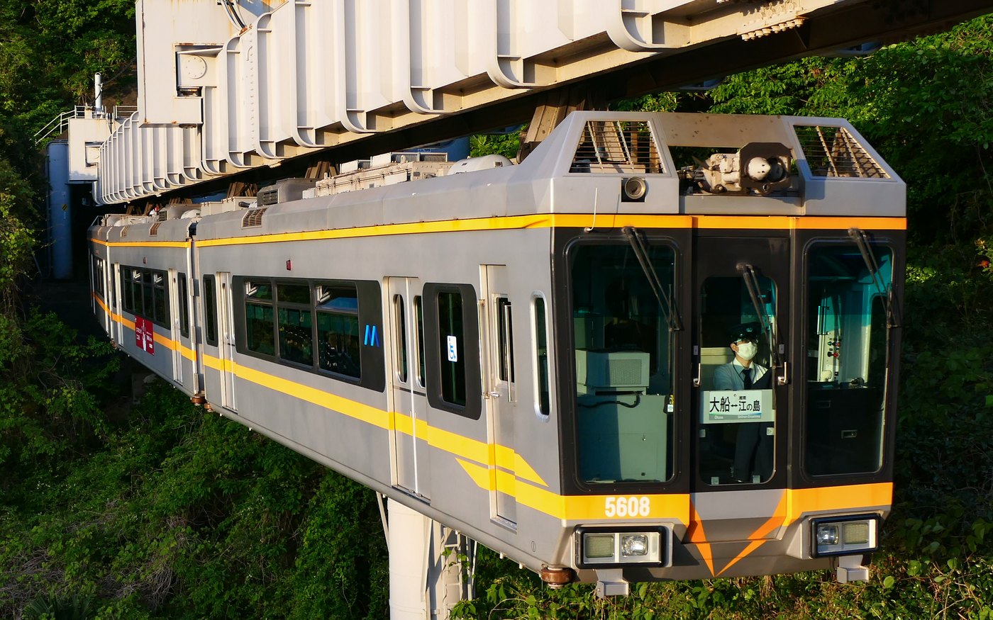 A Shonan Monorail train hanging below its guideway on the way into Enoshima