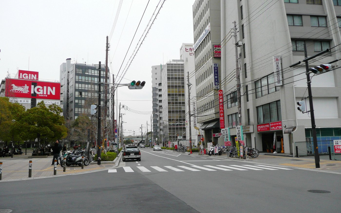 The street and buildings outside the east entrance of Shin-Osaka Station