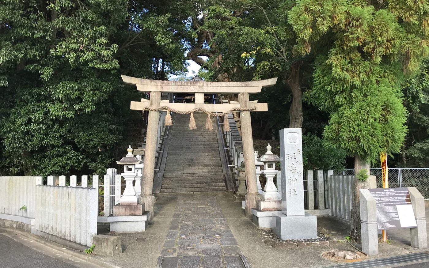 The torii, stone steps and lanterns on the approach to Tsurugaoka Hachimangu in Kamakura
